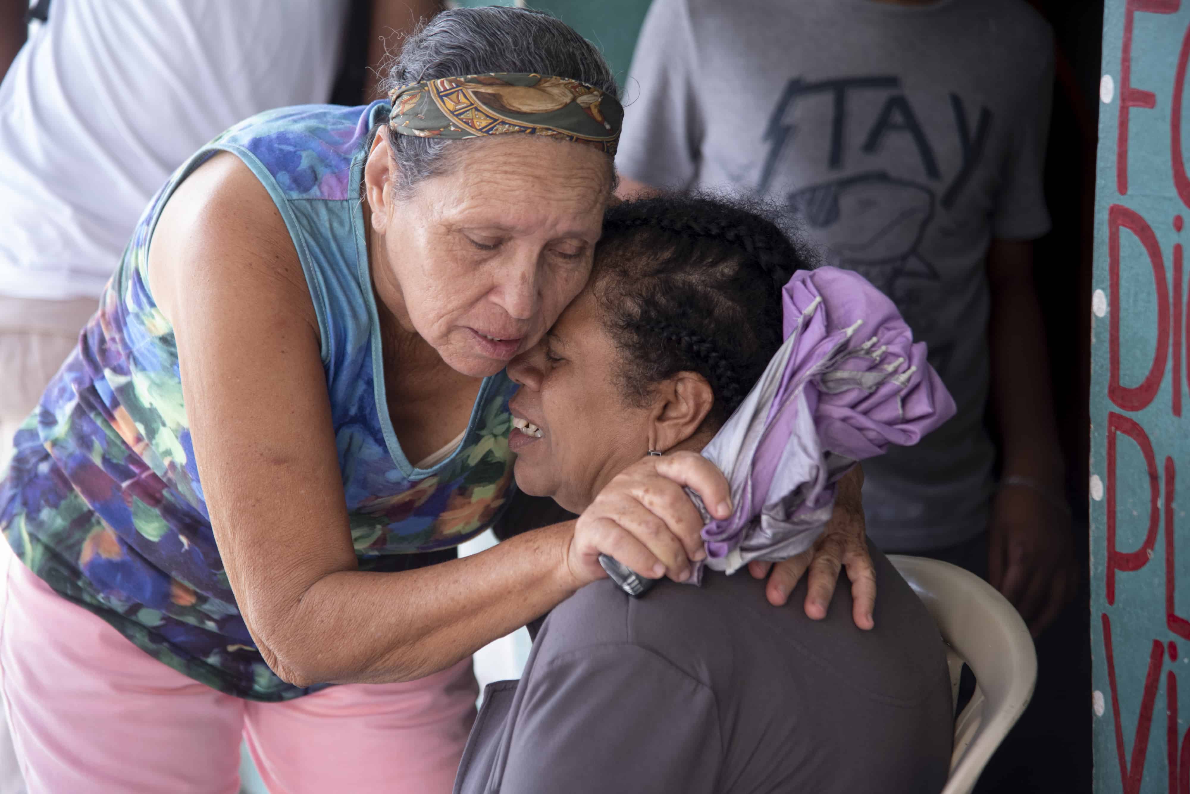 La viuda es abrazada por una allegada