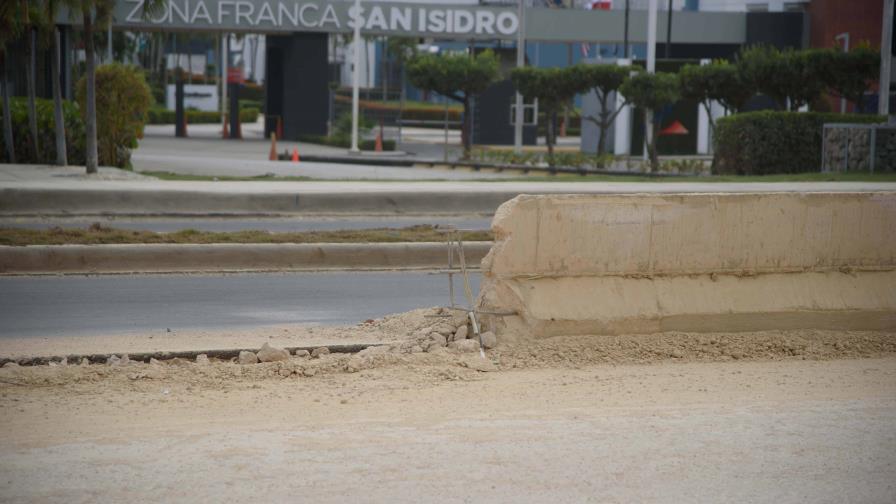 Obras Públicas destruye parte del muro  autopista San Isidro en busca de solución