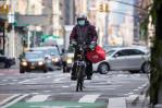 Nueva York aprueba salario mínimo de 17,96 dólares la hora para repartidores de comida