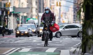 Nueva York aprueba salario mínimo de 17,96 dólares la hora para repartidores de comida