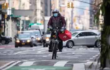 Nueva York aprueba salario mínimo de 17,96 dólares la hora para repartidores de comida
