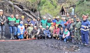 Rescatan con vida a dos mineros que estuvieron tres días atrapados en un hoyo