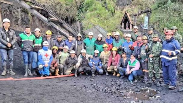 Rescatan con vida a dos mineros que estuvieron tres días atrapados en un hoyo