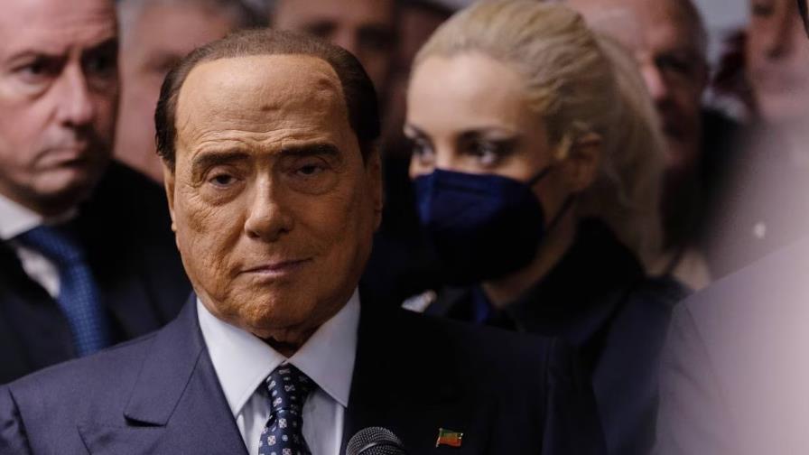 A pesar de sus payasadas y los casos judiciales, la clase política italiana homenajea a Berlusconi