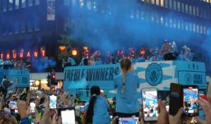 Euforia en el desfile del Manchester City para celebrar la Champions