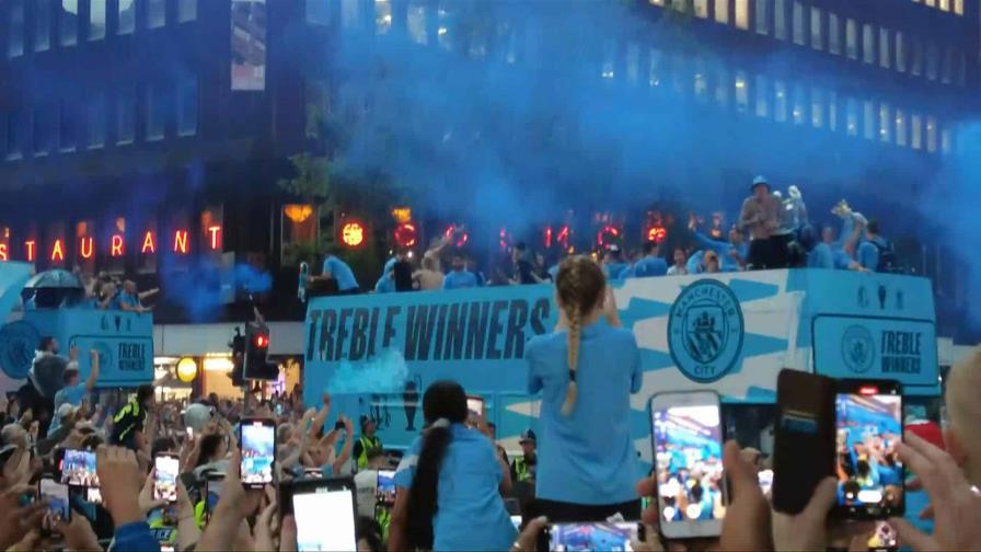 Euforia en el desfile del Manchester City para celebrar la Champions