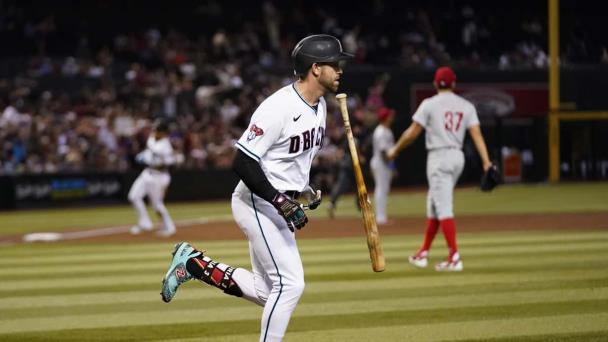 Dominicano Miguel Castro salva el séptimo en triunfo de Diamondbacks por 9-8 ante Filis
