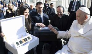 Vaticano envía al espacio satélite con oración del papa Francisco