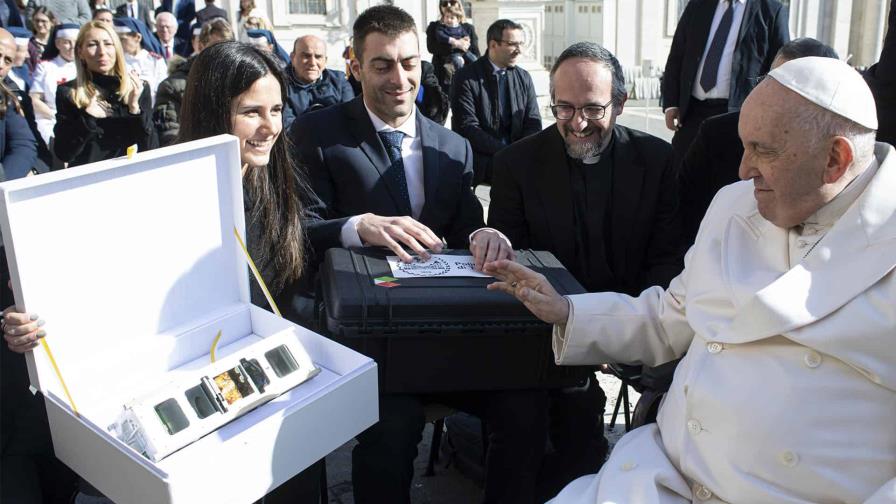 Vaticano envía al espacio satélite con oración del papa Francisco