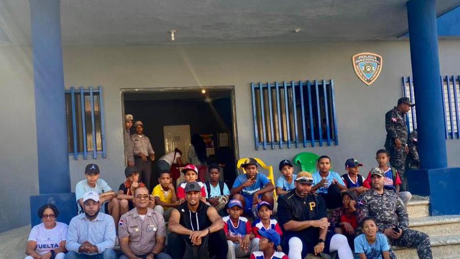Peloteros Ofrecen Clínicas a niños de Cienfuegos en programa De vuelta al Barrio