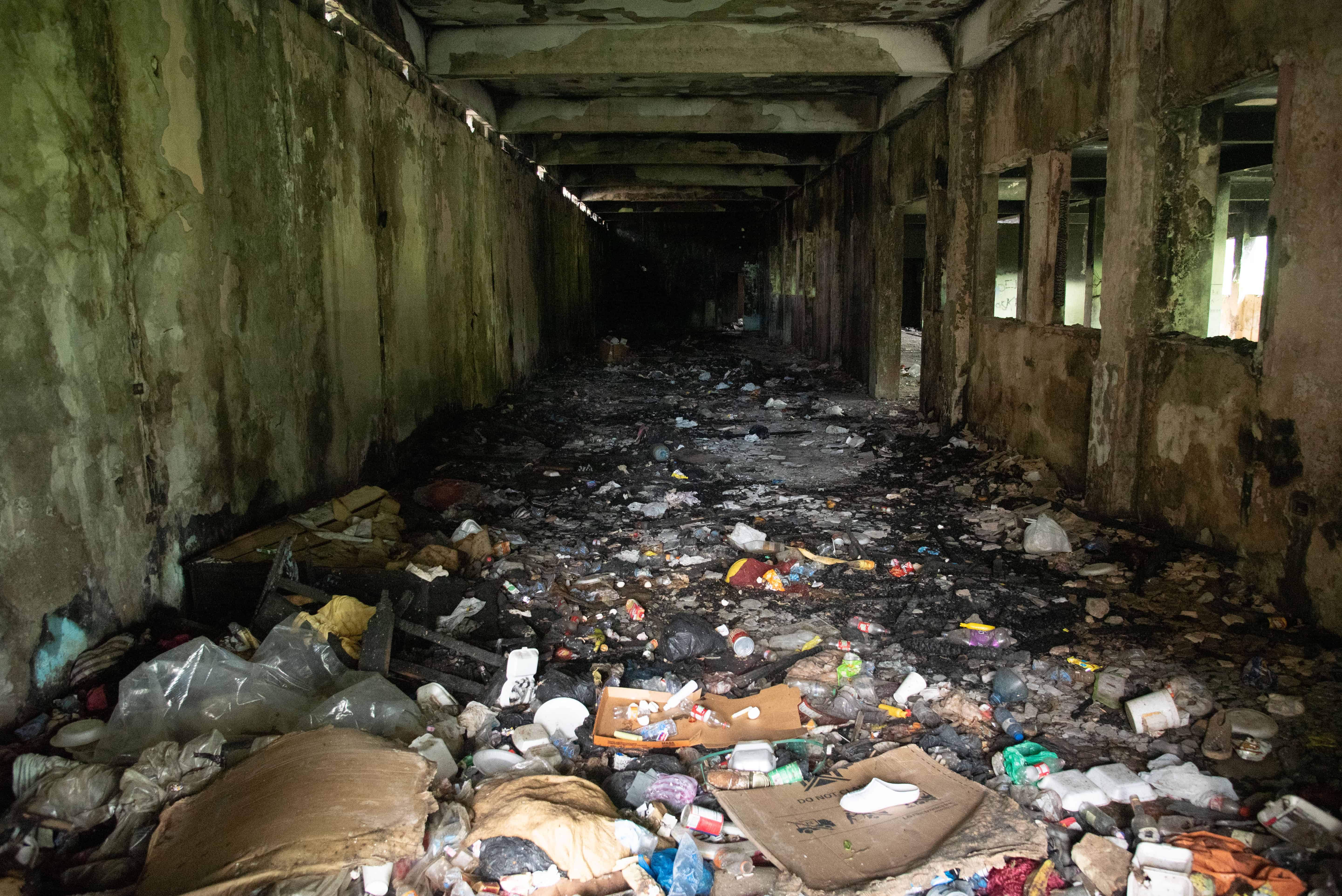 En este lugar hubo un incendio y la gente tuvo que abandonarlo por su avanzado deterioro.