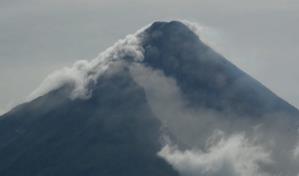 Unas 14,000 personas evacuadas por la actividad del volcán Mayón en Filipinas