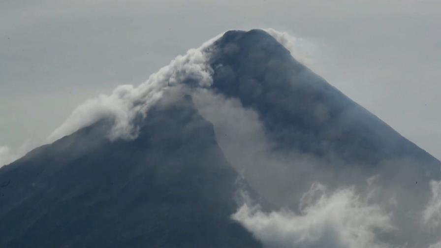 Unas 14,000 personas evacuadas por la actividad del volcán Mayón en Filipinas