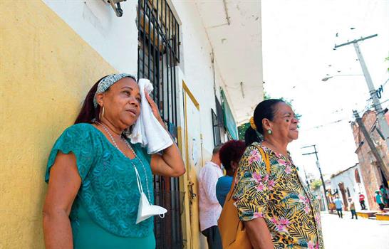 Temperaturas ligeramente calurosas y chubascos dominan el clima de este domingo