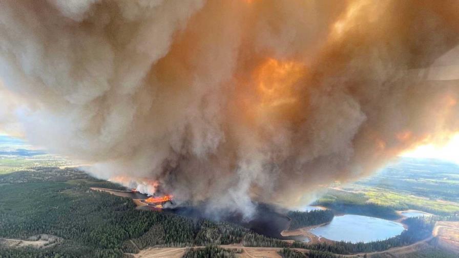 Las lluvias y las bajas temperaturas ayudan a combatir los incendios forestales de Canadá