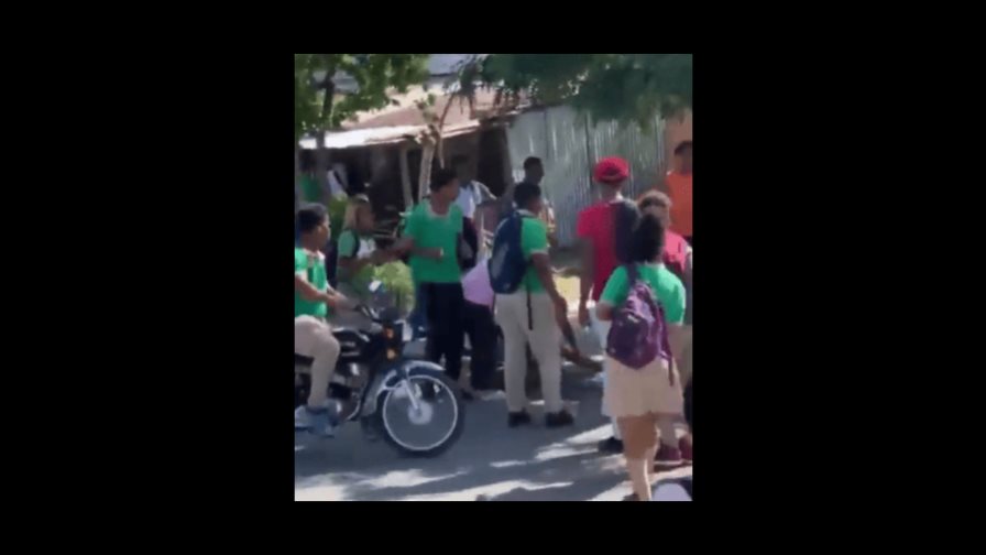 Video | Otra agresión a machetazos a un estudiante frente a una escuela en Miches