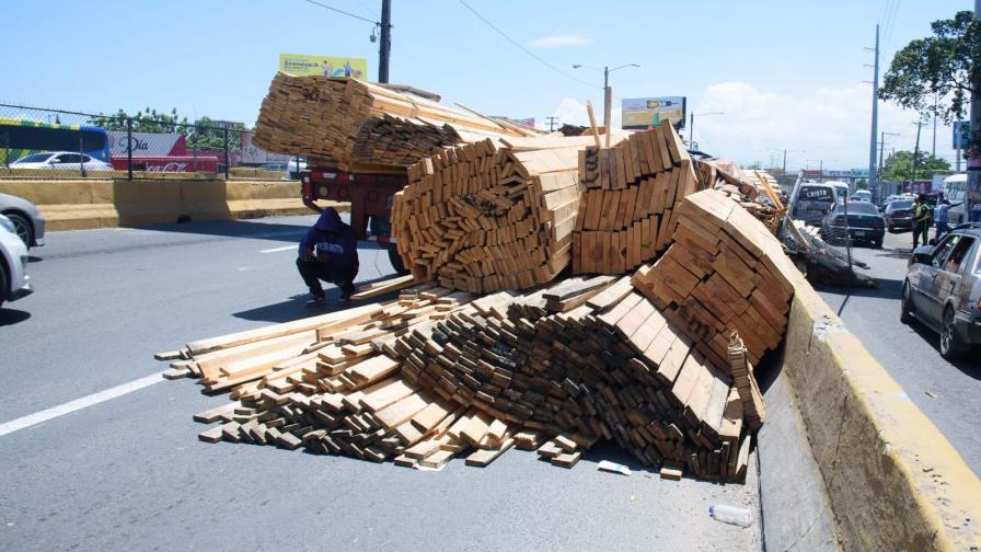 Tapón: Camión repleto de tablas pierde parte de la carga en el kilómetro 9 de la Duarte