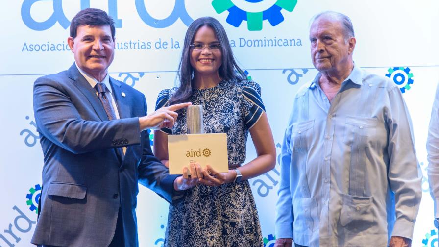 Mariela Mejía de Diario Libre gana premio de periodismo industrial