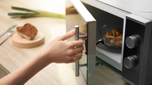 tiene un recipiente para cocinar al vapor en el microondas: comida  saludable en minutos