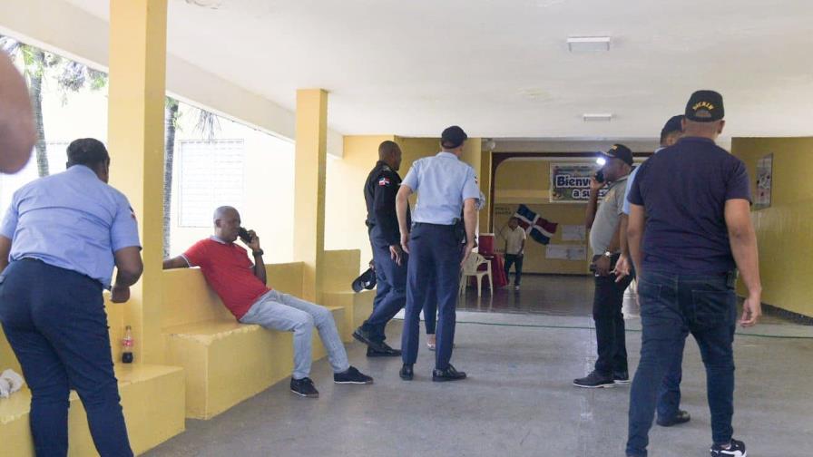 Agentes acudieron a escuela República de Panamá para investigar muerte de niño por golpes de sus compañeros