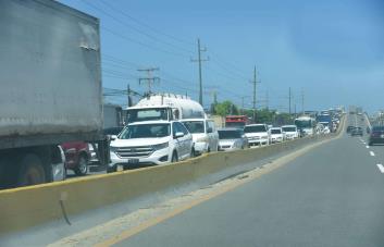 Largo tapón en la carretera Sánchez por volcadura de un camión