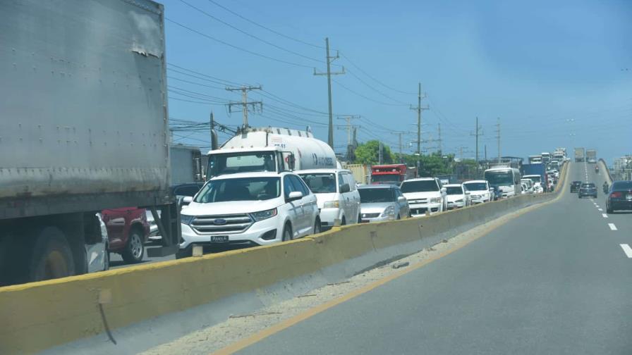 Largo tapón en la carretera Sánchez por volcadura de un camión