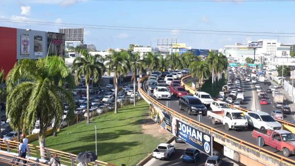 Extenso tapón en la avenida John F. Kennedy