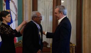 Presidente Abinader condecora a dos integrantes del Movimiento 14 de Junio y uno del MPD