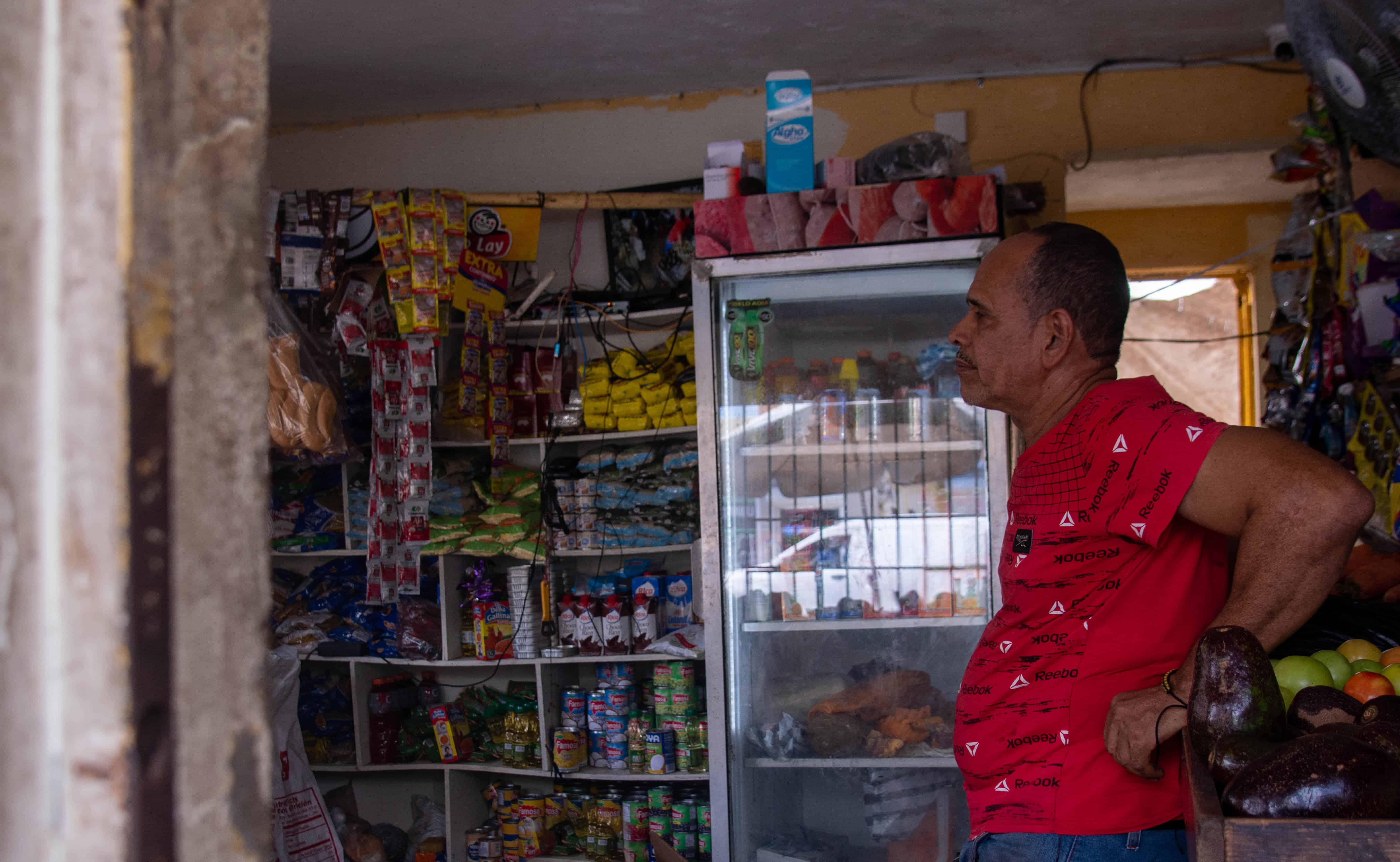 Rolando García, dueño del Mini Mercado La Esquina, en Jardines del Norte, vende el azúcar crema 5 pesos más cara, tras el alza del saco que notó hace dos meses.