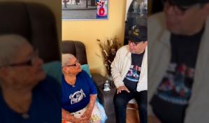 Fernando Villalona visita en Nueva Jersey a una fiel mayimbista de 100 años de edad