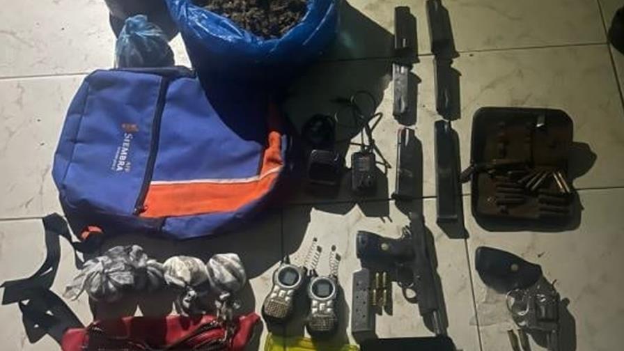 Arrestan presunto delincuente con armas de fuego y drogas en San Cristóbal