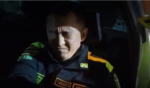 Un policía colombiano se traga billetes para evitar que lo detengan por extorsión