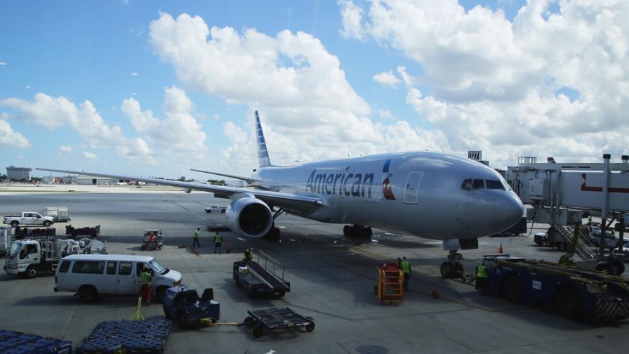American Airlines agrega nuevo cargo a las maletas en clase económica