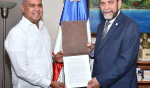 Consulado de RD en NY e Inposdom retoman acuerdo para env&iacute;o de paquetes