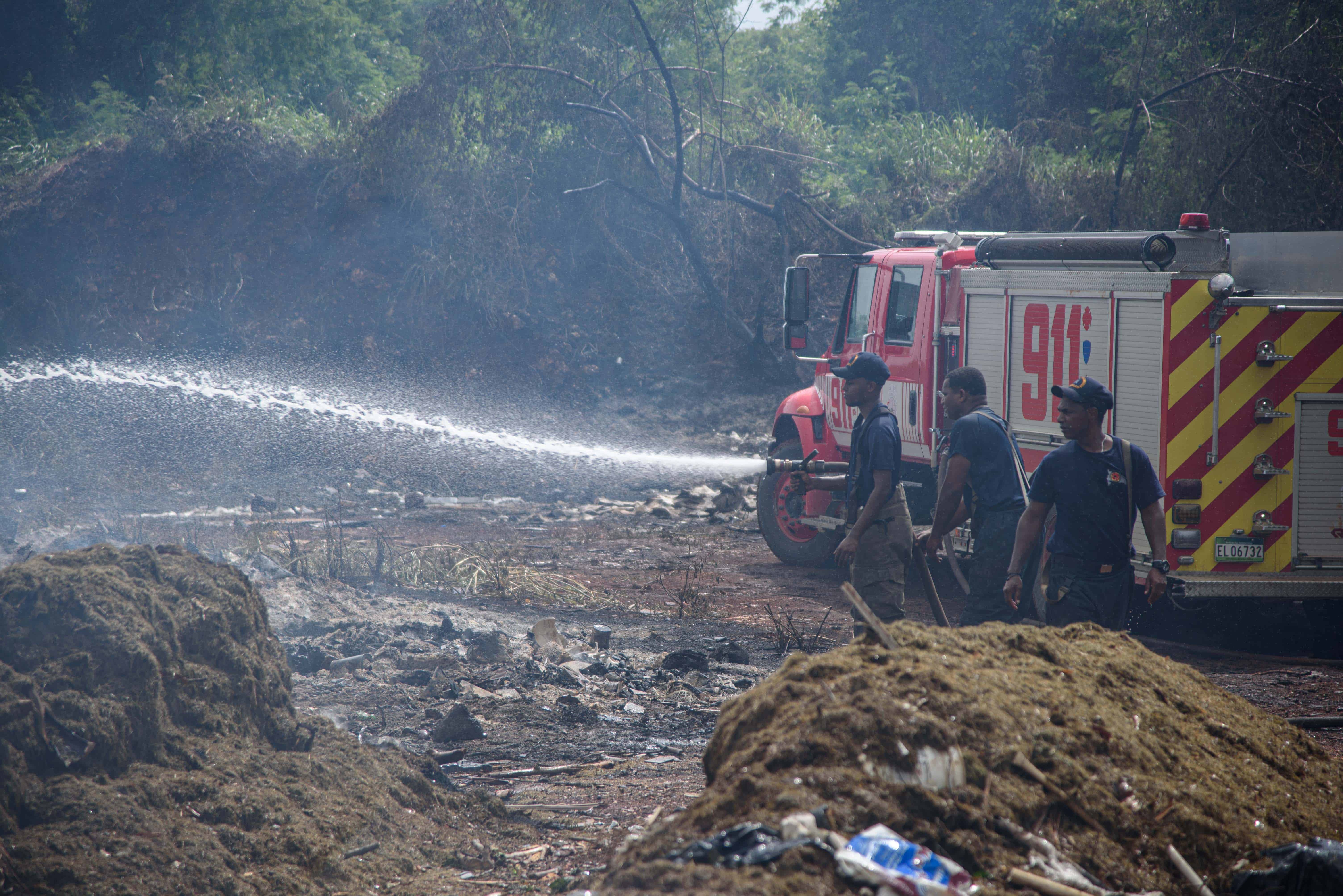 Los bomberos tienen controlado el incendio.