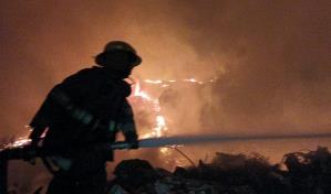 Fuego afecta depósito de basura próximo a la Base Aérea de San Isidro