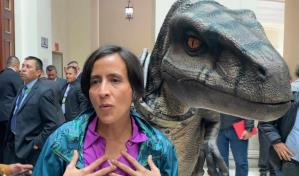 Un dinosaurio habla de emergencia climática en el Congreso de Colombia