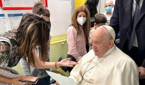 El papa visita a niños ingresados en oncología mientras se prepara para ser dado de alta