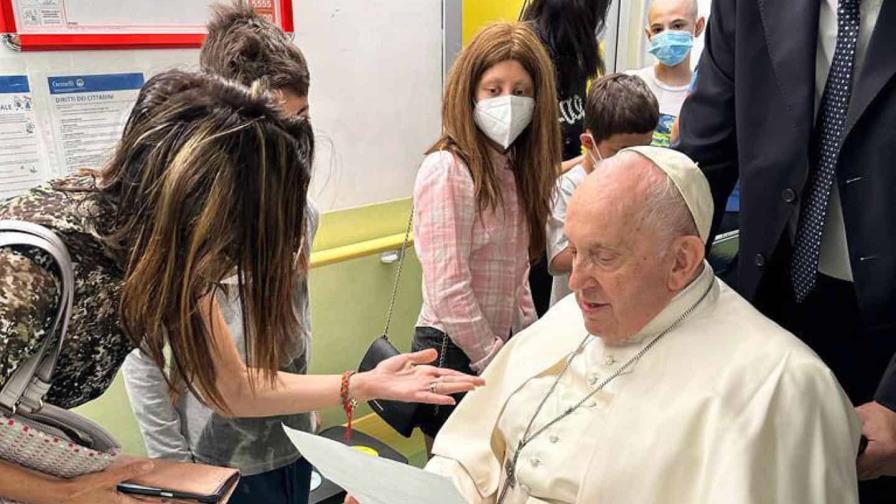 El papa visita a niños ingresados en oncología mientras se prepara para ser dado de alta