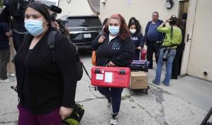 Texas envía migrantes en autobús a Los Ángeles; alcaldesa de LA arremete contra la medida