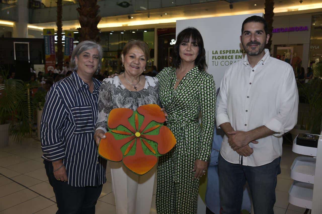 Loly Torrón de Miranda, Francia Torres, Julina Staffeld y Ricardo Gadala-María. 