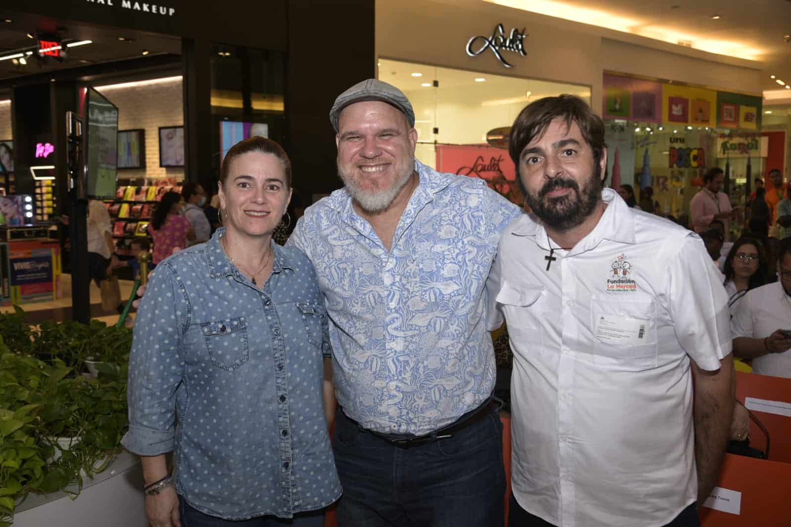 Clara María de Correa, Patricio Correa y Padre Tomás García. 