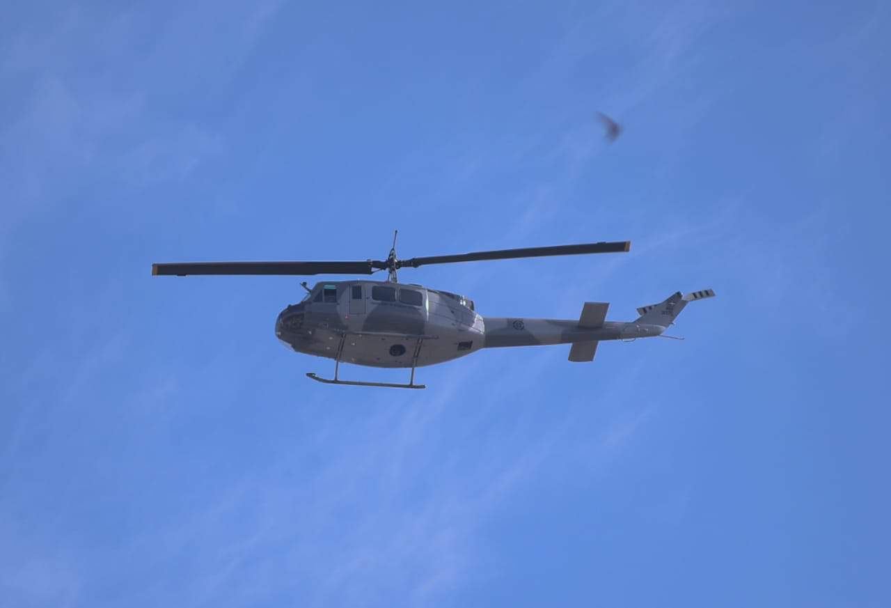 Un avión sobrevuela sobre varios sectores de Santiago.