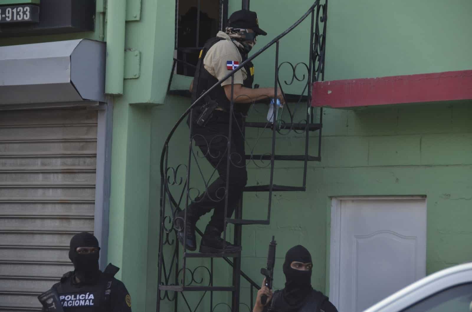 Un agente de la a Dirección Nacional de Control de Drogas (DNCD) bajando durante una supervisión a una casa en un sector de los allanados por las autoridades en la Operación Halcón IV.