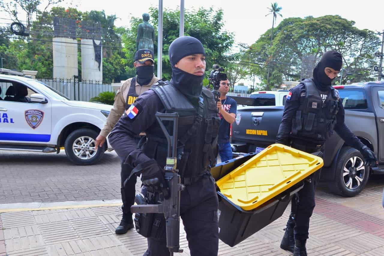 Agentes llegan al Palacio de Justicia de Santiago con las presuntas pruebas obtenidas durante los allanamientos de la  Operación Halcón IV.