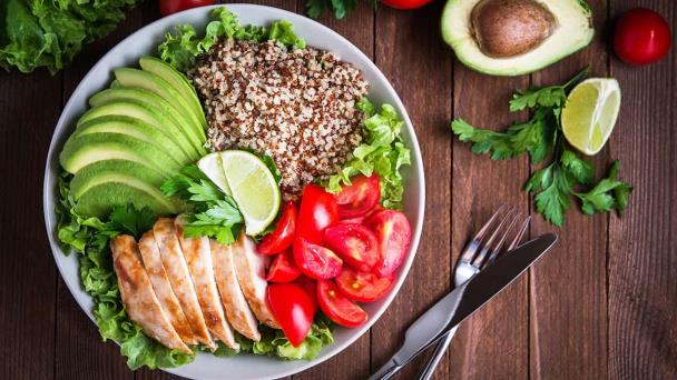 Construye un plato saludable con los grupos de alimentos adecuados