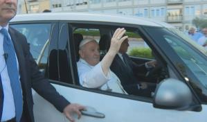 El papa Francisco sale del hospital tras su operación de abdomen
