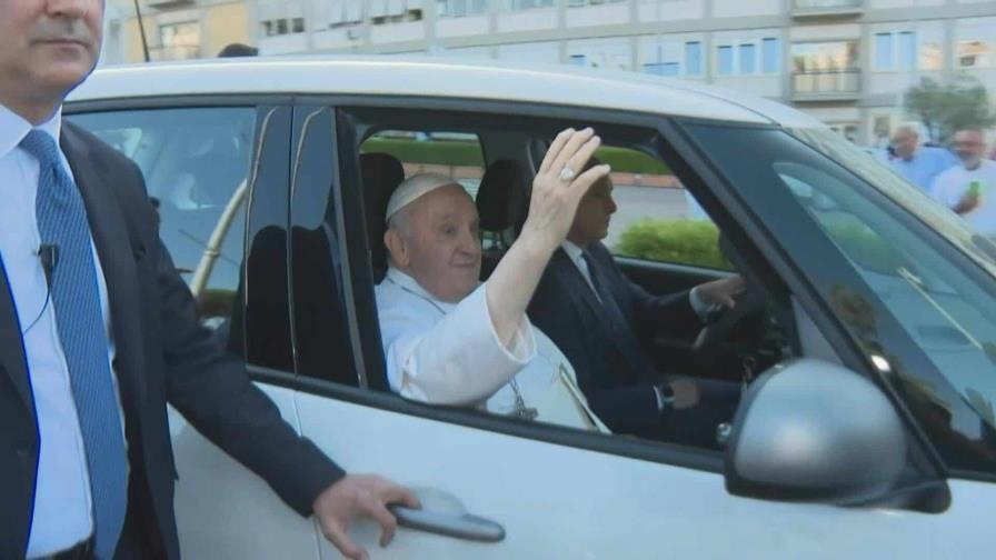 El papa Francisco sale del hospital tras su operación de abdomen