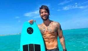 Maluma enciende redes sociales con fotos y videos junto a su novia en la playa