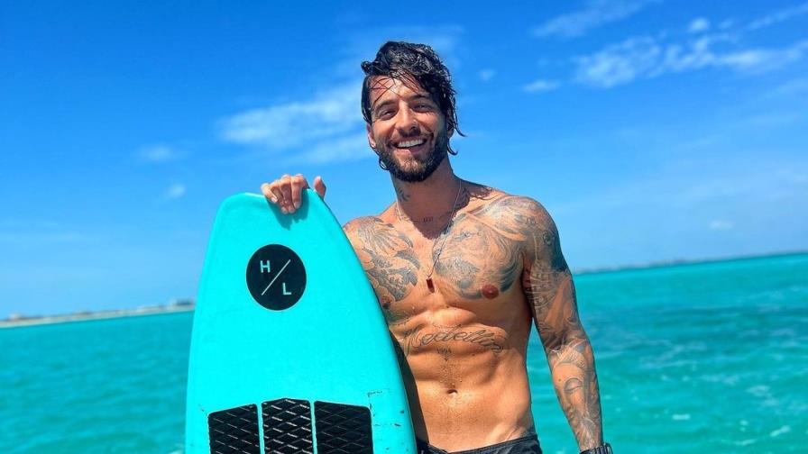 Maluma enciende redes sociales con fotos y videos junto a su novia en la playa